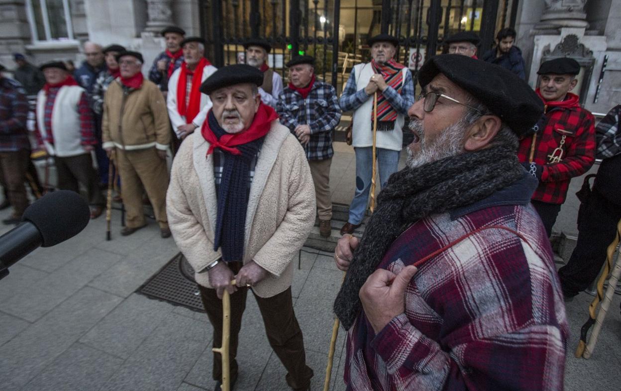 El Coro Ronda Altamira cantando las marzas en el Ayuntamiento.