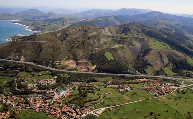 Vista de la ladera oeste del Monte Dícido, en Castro Urdiales.