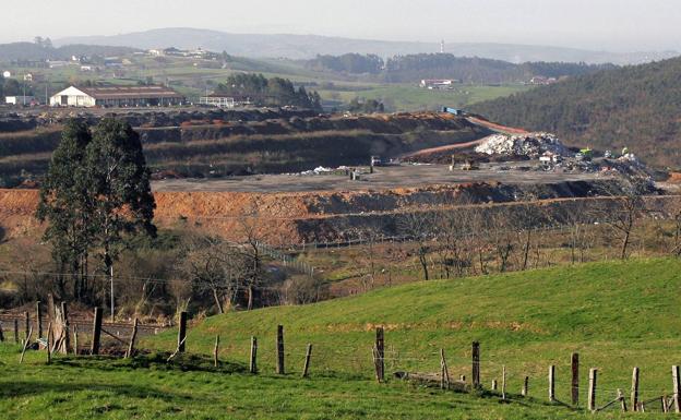 El vertedero del Mazo, en el pasado. Los trabajos de enterramiento de residuos en el año 2008. 