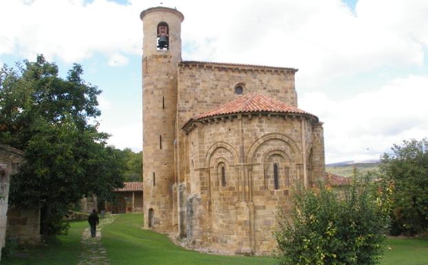 San Martín de Elines. Cuando se dice que es la colegiata de este nombre tiene visita, no se dice porque sí. Es una edificación sorprendente, con esa torre circular tan alta adosada, todas esas figuras y las cenefas, las ventanitas decoradas. Según los estudios, fue construida a principios del siglo XII sobre los restos de una iglesia anterior que sería de estilo mozárabe; de esta otra época, dos siglos antes, conserva algunos restos. Y el claustro renacentista por el que se entra a la iglesia expone piezas de la colegiata y de algunas iglesias de los alrededores (canecillos, pilas bautismales y sepulcros)