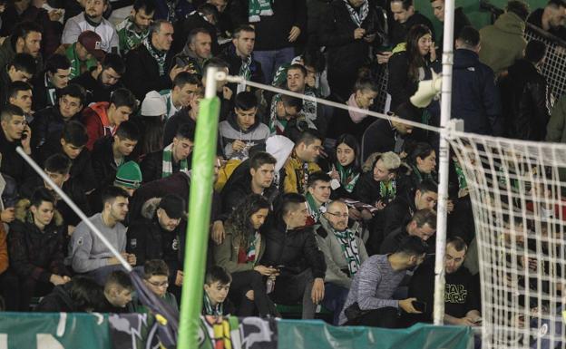 Imagen. Aficionados en una parte de la Tribuna Norte del campo.