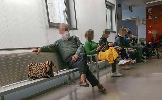 Los pacientes aguardaron ayer su turno en la sala de espera de Urgencias en Valdecilla. Uno de ellos porta mascarilla. 