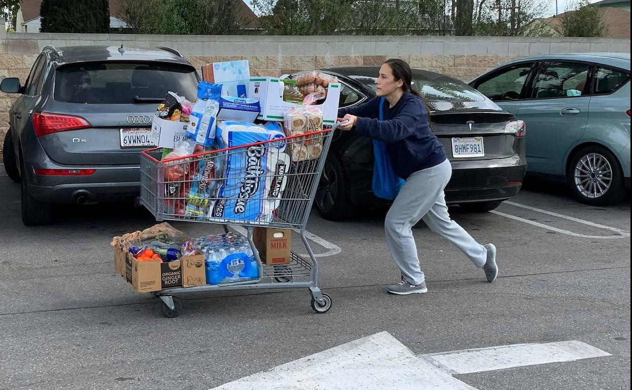 Una mujer compra productos de primera necesidad en California.