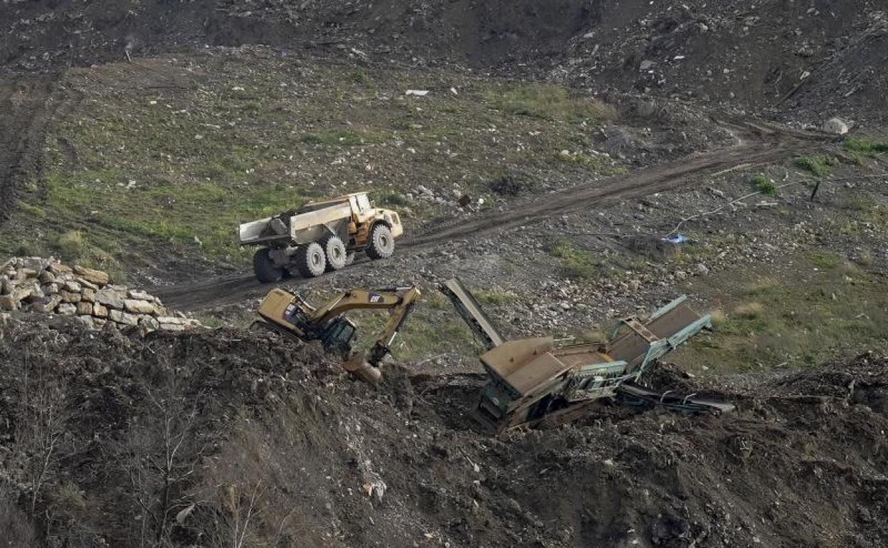 Imagen de vehículos en las labores de búsqueda de los dos trabajadores sepultados tras el derrumbe del vertedero de Zaldibar..