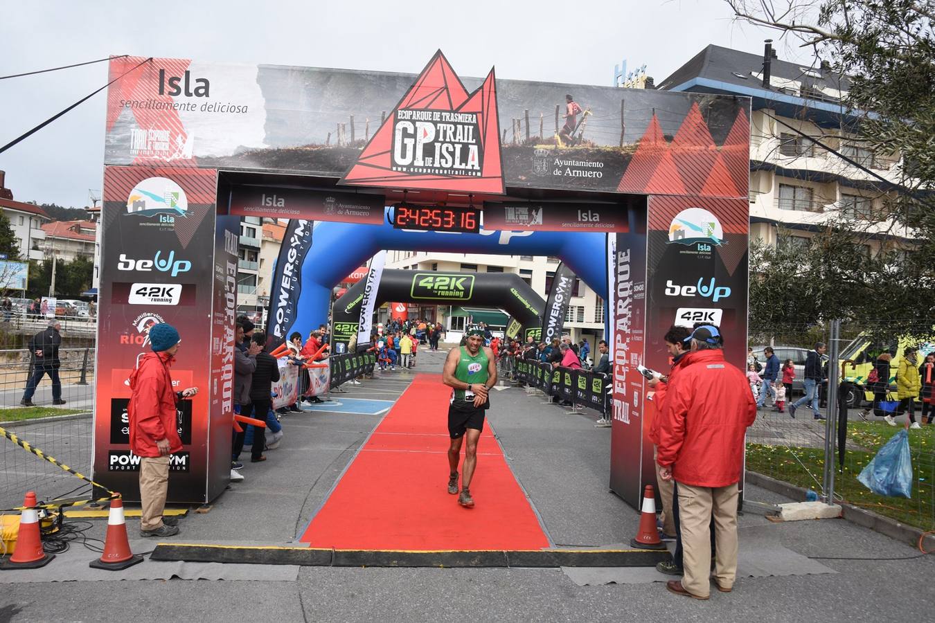 Fotos: Imágenes de la llegada del Trail Ecoparque Trasmiera que ganó Luis Alberto Hernando