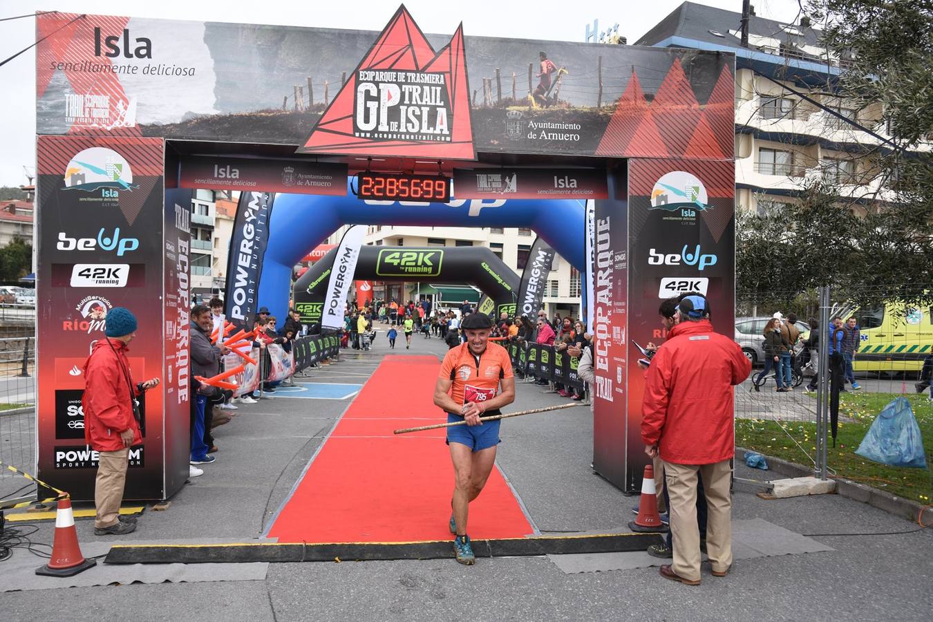 Fotos: Imágenes de la llegada del Trail Ecoparque Trasmiera que ganó Luis Alberto Hernando