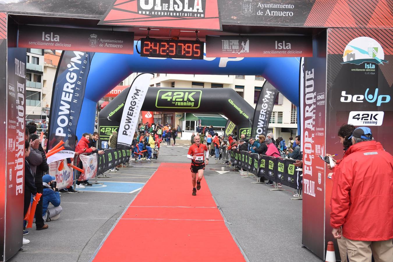 Fotos: Imágenes de la llegada del Trail Ecoparque Trasmiera que ganó Luis Alberto Hernando