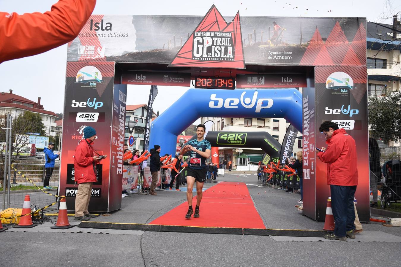 Fotos: Imágenes de la llegada del Trail Ecoparque Trasmiera que ganó Luis Alberto Hernando