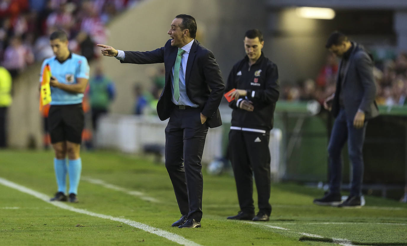 Oltra da instrucciones a sus futbolistas en los Campos de Sport.
