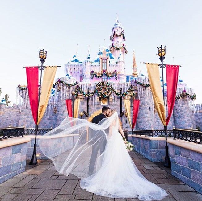 Disney, la factoría de los sueños, amplía su oferta para dar el 'sí, quiero' como una princesa de película y se inspira en Cenicienta, Blancanieves o Ariel