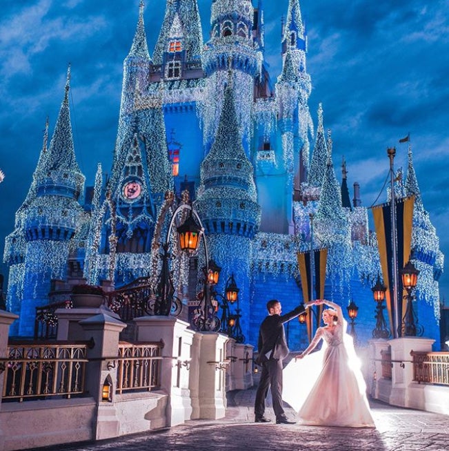 Disney, la factoría de los sueños, amplía su oferta para dar el 'sí, quiero' como una princesa de película y se inspira en Cenicienta, Blancanieves o Ariel