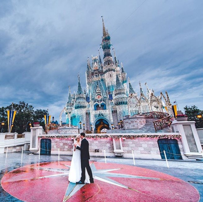 Disney, la factoría de los sueños, amplía su oferta para dar el 'sí, quiero' como una princesa de película y se inspira en Cenicienta, Blancanieves o Ariel