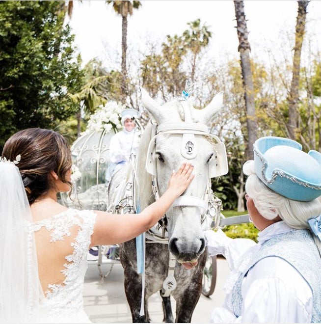 Disney, la factoría de los sueños, amplía su oferta para dar el 'sí, quiero' como una princesa de película y se inspira en Cenicienta, Blancanieves o Ariel