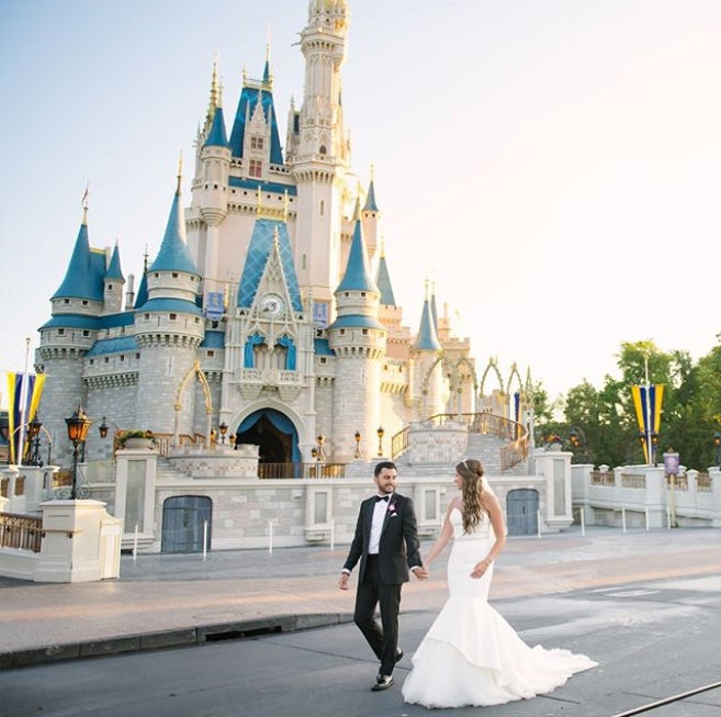 Disney, la factoría de los sueños, amplía su oferta para dar el 'sí, quiero' como una princesa de película y se inspira en Cenicienta, Blancanieves o Ariel