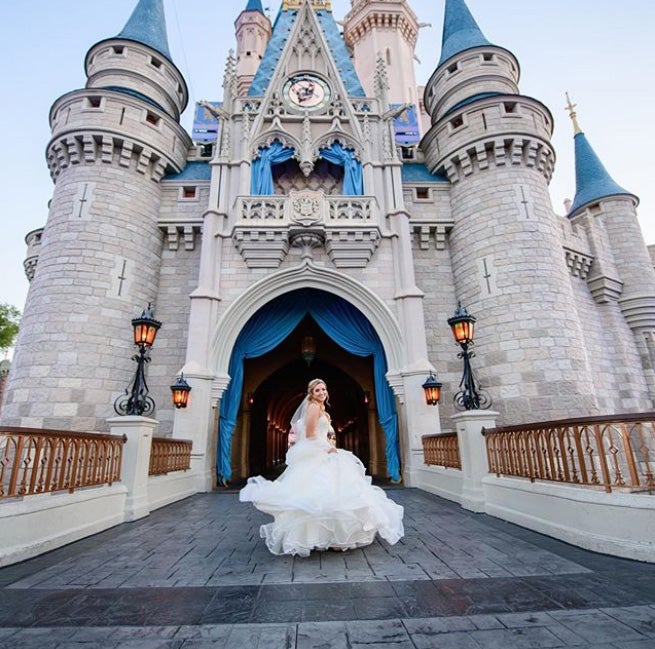 Disney, la factoría de los sueños, amplía su oferta para dar el 'sí, quiero' como una princesa de película y se inspira en Cenicienta, Blancanieves o Ariel