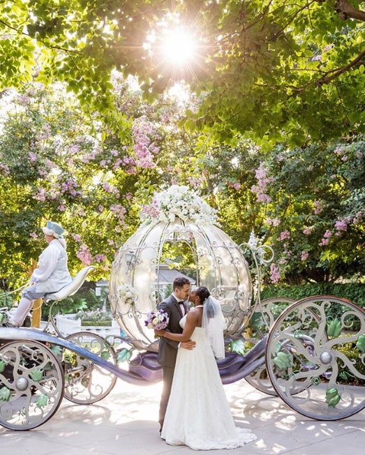 Disney, la factoría de los sueños, amplía su oferta para dar el 'sí, quiero' como una princesa de película y se inspira en Cenicienta, Blancanieves o Ariel