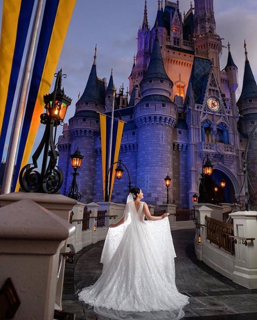 Disney, la factoría de los sueños, amplía su oferta para dar el 'sí, quiero' como una princesa de película y se inspira en Cenicienta, Blancanieves o Ariel