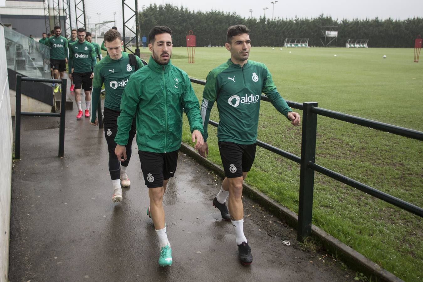 Barral (derecha) y Dani Toribio salen al campo de La Albericia en un entrenamiento. 