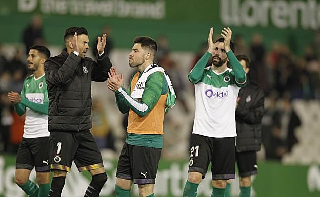 Los jugadores del Racing aplauden a la grada tras el empate contra el Zaragoza. 