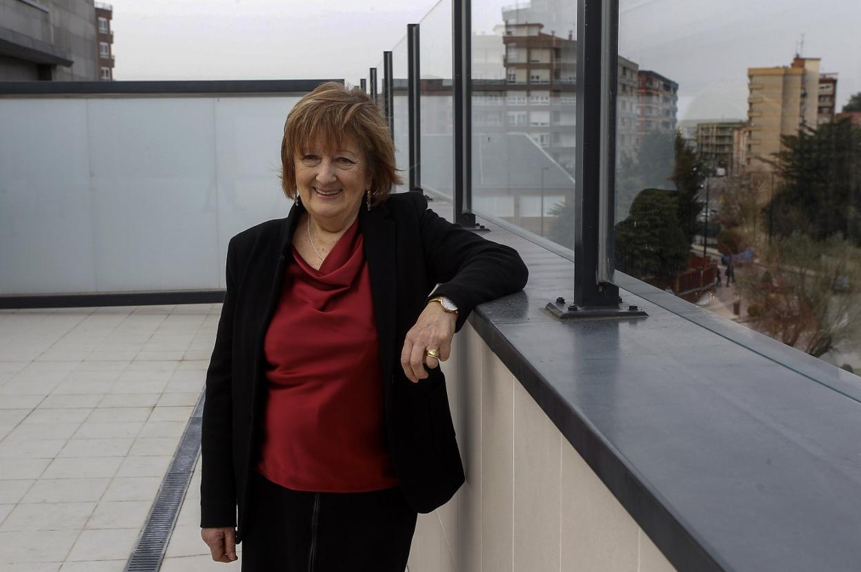 Ana María Quijano, en la terraza del Centro de Educación Especial Fernando Arce, en Torrelavega.