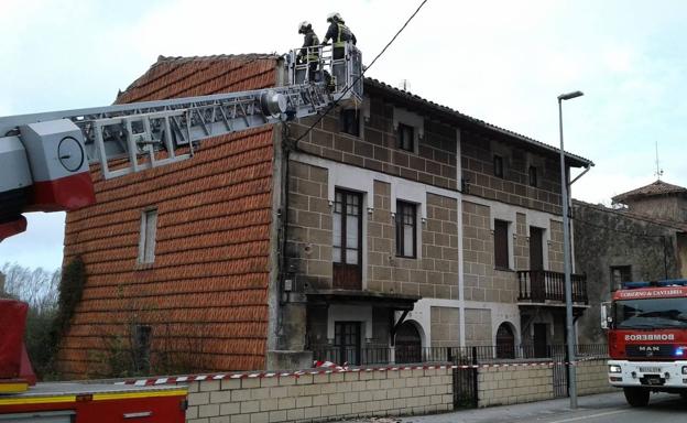 Imagen principal - Bomberos del 112 en tres intervenciones que han protagonizado hoy en Laredo, una gasolinera de Arnuero y el monte Candiano en Voto