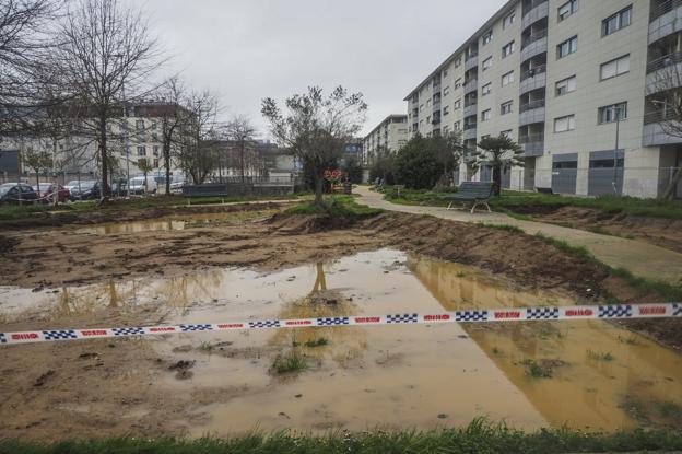 Los socavones en el parque sobre el garaje 1 contienen gran cantidad de agua de lluvia. Sane