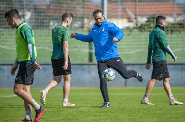 José Luis Oltra golpea el balón durante la sesión de ayer en las Instalaciones Nando Yosu.