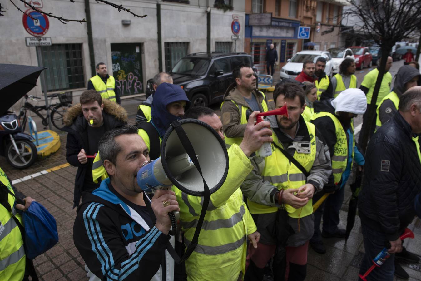 Una treintena de trabajadores de Ambuibérica ha protestado este jueves ante la sede del Gobierno de Cantabria para denunciar el «pésimo» servicio que se está prestando por la falta de personal en la empresa, que a su juicio debería sumar unos 80 efectivos más a los 400 que hay actualmente para que fuera «digno».