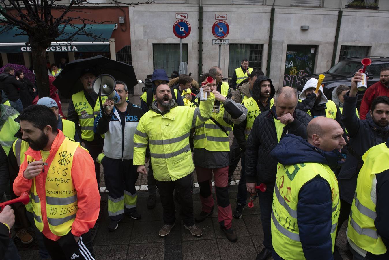 Una treintena de trabajadores de Ambuibérica ha protestado este jueves ante la sede del Gobierno de Cantabria para denunciar el «pésimo» servicio que se está prestando por la falta de personal en la empresa, que a su juicio debería sumar unos 80 efectivos más a los 400 que hay actualmente para que fuera «digno».