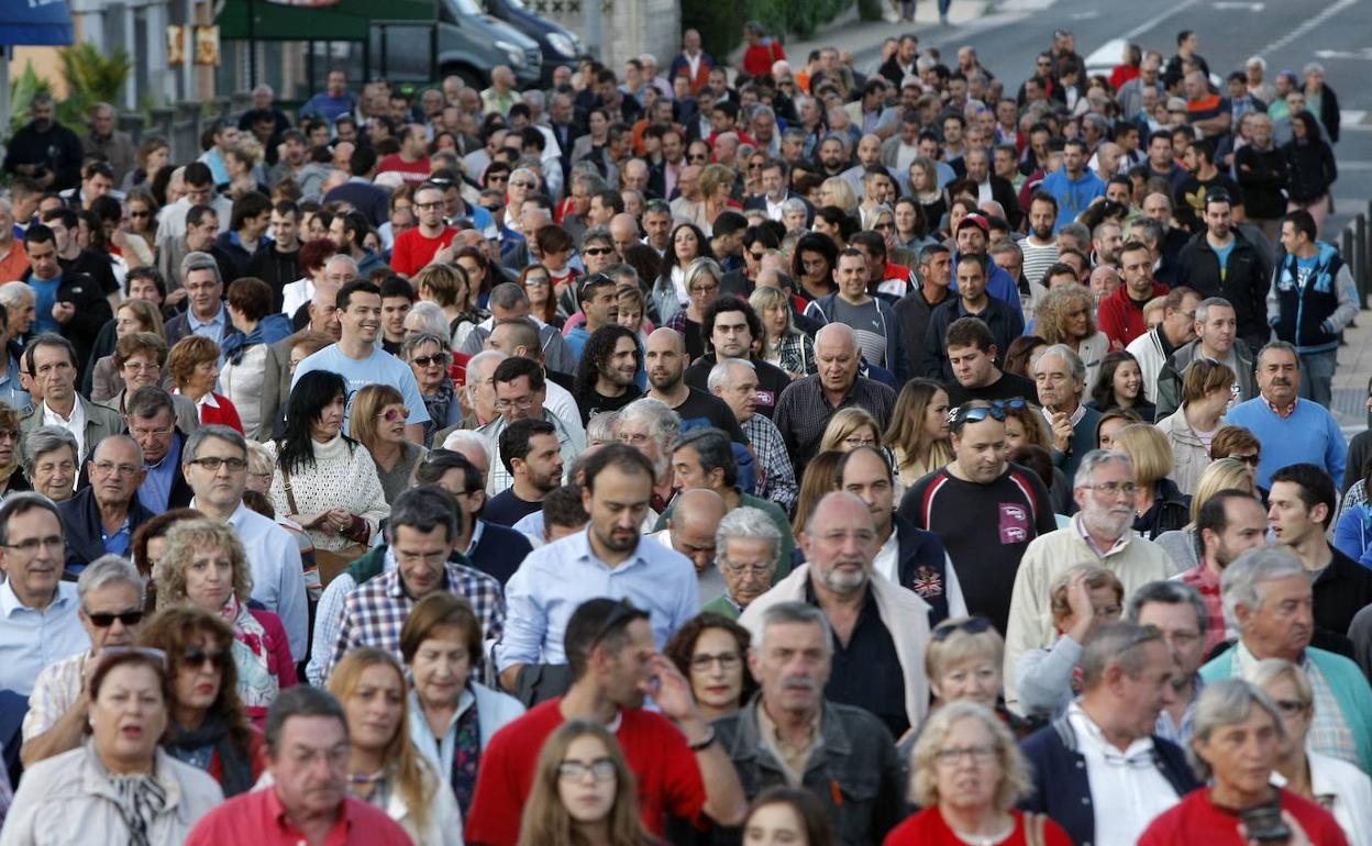 Manifestación por Sniace hace cinco años en Torrelavega.