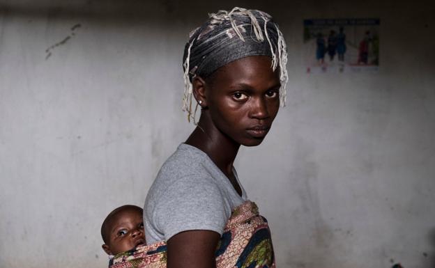 Imagen principal - 1. Fotografía del autor sobre el matrimonio infantil en Sierra leona para Save the Children.| 2. Retrato de la situación de la étnia rohingya en Bangladesh. | 3. La defensa del medio ambiente es uno de los temas centrales del trabajo del fotorreportero español.