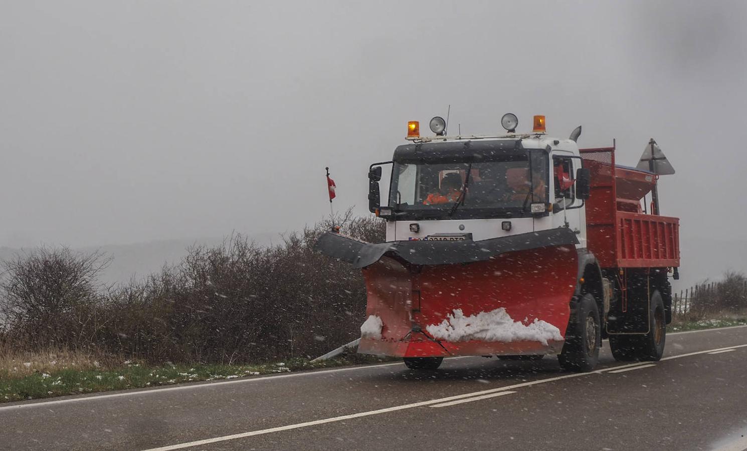 Fotos: Llega la nieve al sur de Cantabria