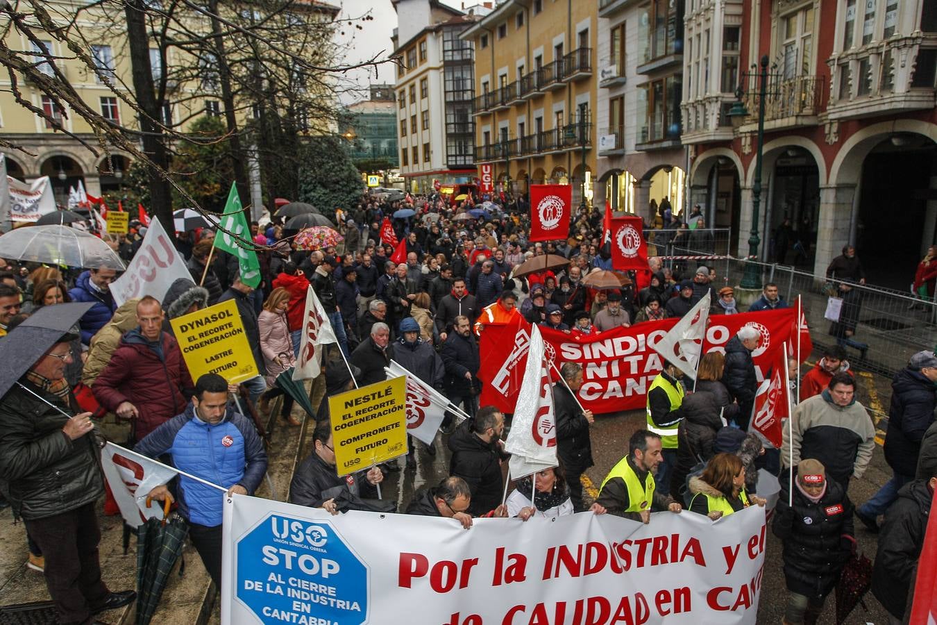 Unas 1.500 personas han desafiado este viernes al frío y la lluvia, llamadas por UGT y CCOO para manifestarse por las calles de Torrelavega para reclamar que la industria de Cantabria tenga futuro y también para apoyar a trabajadores de Sniace. 