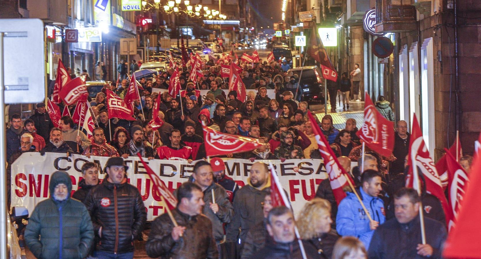 Unas 1.500 personas han desafiado este viernes al frío y la lluvia, llamadas por UGT y CCOO para manifestarse por las calles de Torrelavega para reclamar que la industria de Cantabria tenga futuro y también para apoyar a trabajadores de Sniace. 