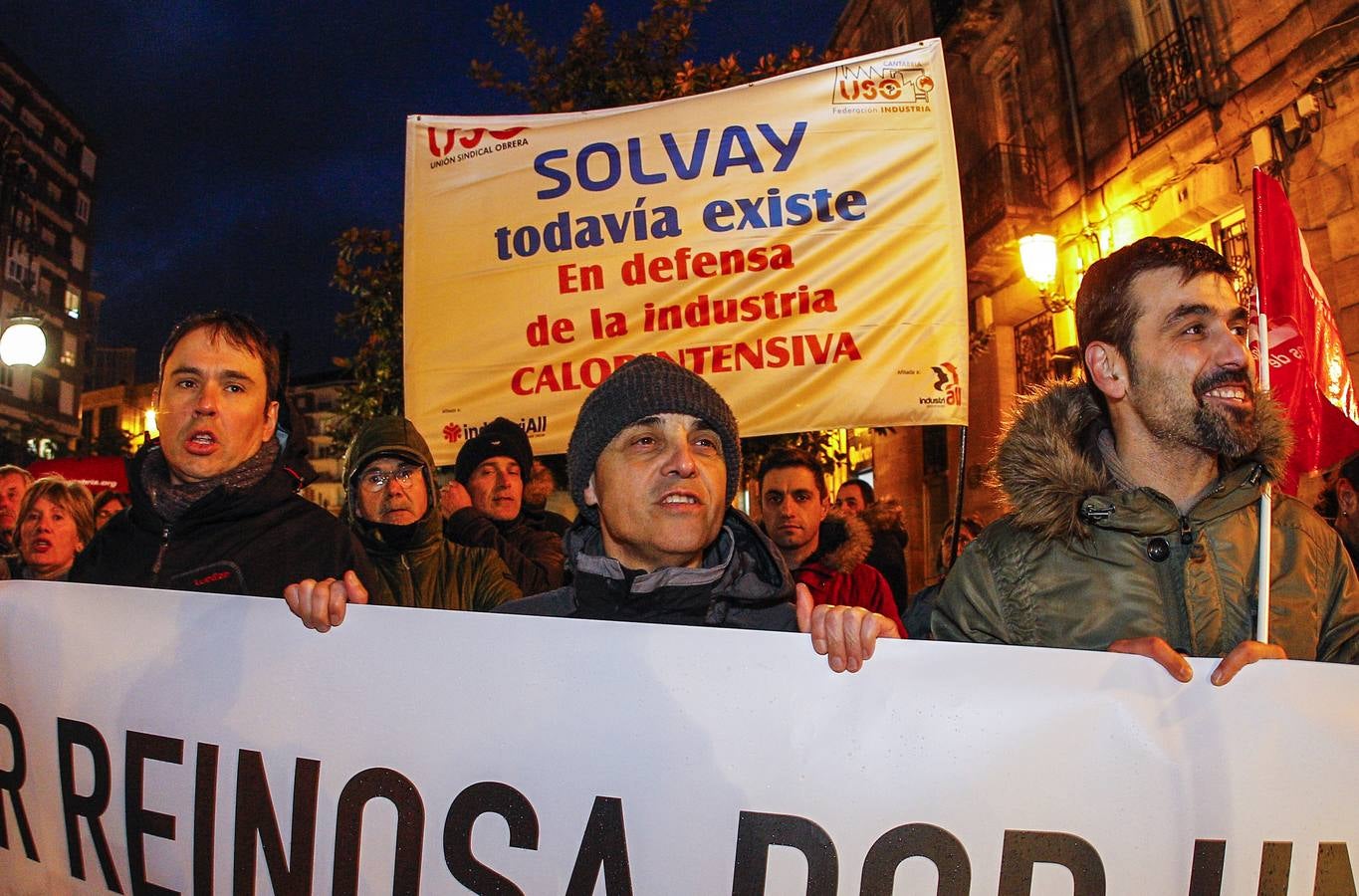 Unas 1.500 personas han desafiado este viernes al frío y la lluvia, llamadas por UGT y CCOO para manifestarse por las calles de Torrelavega para reclamar que la industria de Cantabria tenga futuro y también para apoyar a trabajadores de Sniace. 