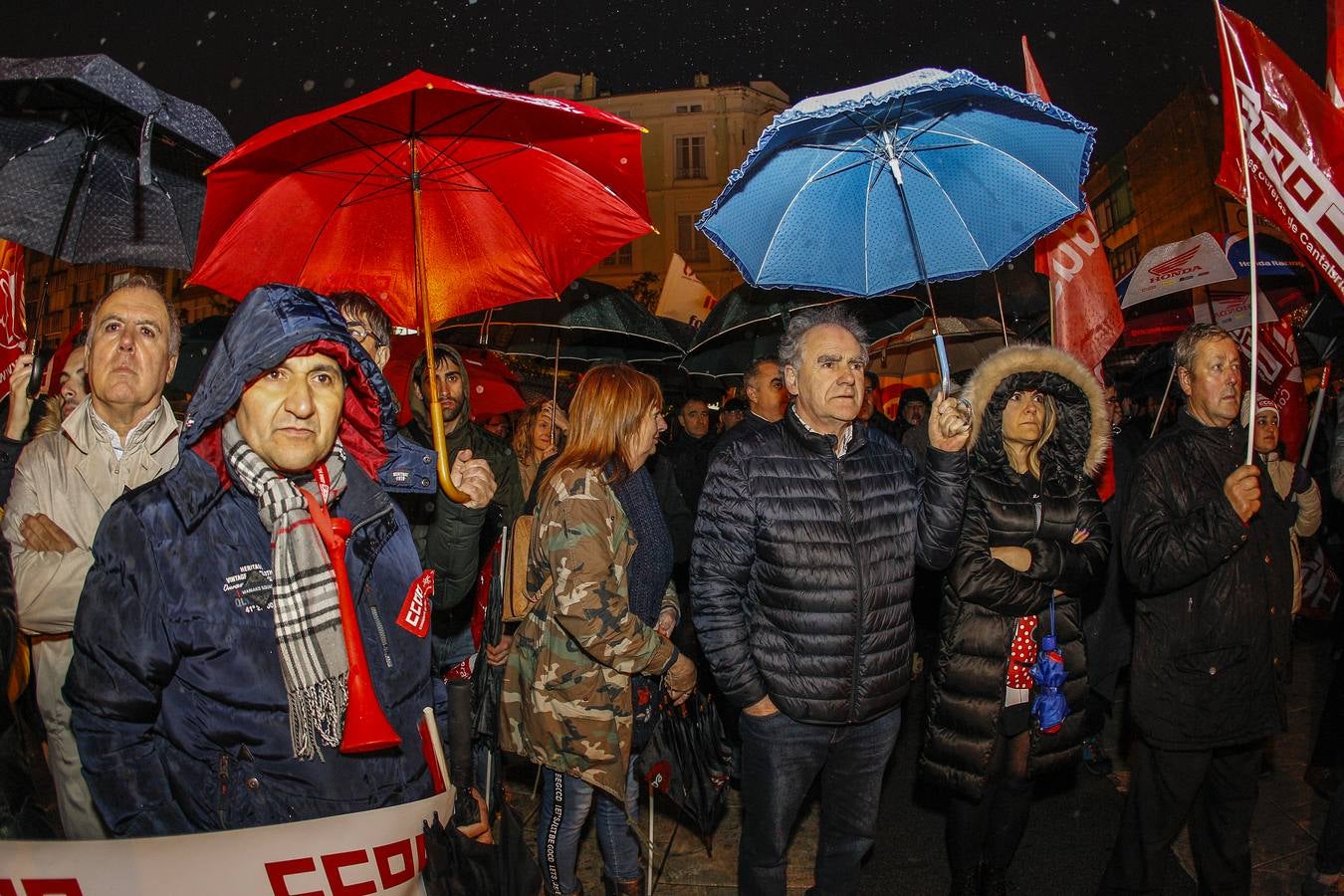 Unas 1.500 personas han desafiado este viernes al frío y la lluvia, llamadas por UGT y CCOO para manifestarse por las calles de Torrelavega para reclamar que la industria de Cantabria tenga futuro y también para apoyar a trabajadores de Sniace. 