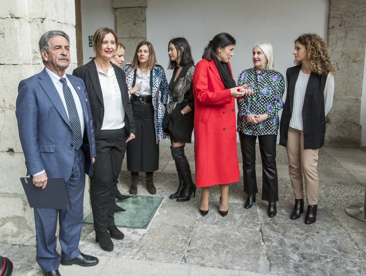 Mujeres profesionales y con cargos de responsabilidad política en distintas administraciones en Cantabria han reivindicado la igualdad real de oportunidades, que es la que «aún falta», y han defendido su derecho a decidir cómo conciliar sin ser juzgadas.Con motivo de la celebración del Día Internacional de la Mujer, la Asociación de Mujeres Empresarias de Cantabria, ADMEC, ha organizado el foro 'Avances y desafíos en la Igualdad'.Se ha celebrado en el Parlamento y ha contado con la participación del presidente regional, Miguel Ángel Revilla, y del de la Cámara, Joaquín Gómez.También han intervenido la delegada del Gobierno, Ainoa Quiñones, la alcaldesa de Santander, Gema Igual, la consejera de Presidencia, Paula Fernández Viaña, la abogada penalista Carmen Sánchez Morán, y la empresaria hostelera Teresa Monteoliva, además de Eva Fernández Cobo, presidenta de ADMEC.