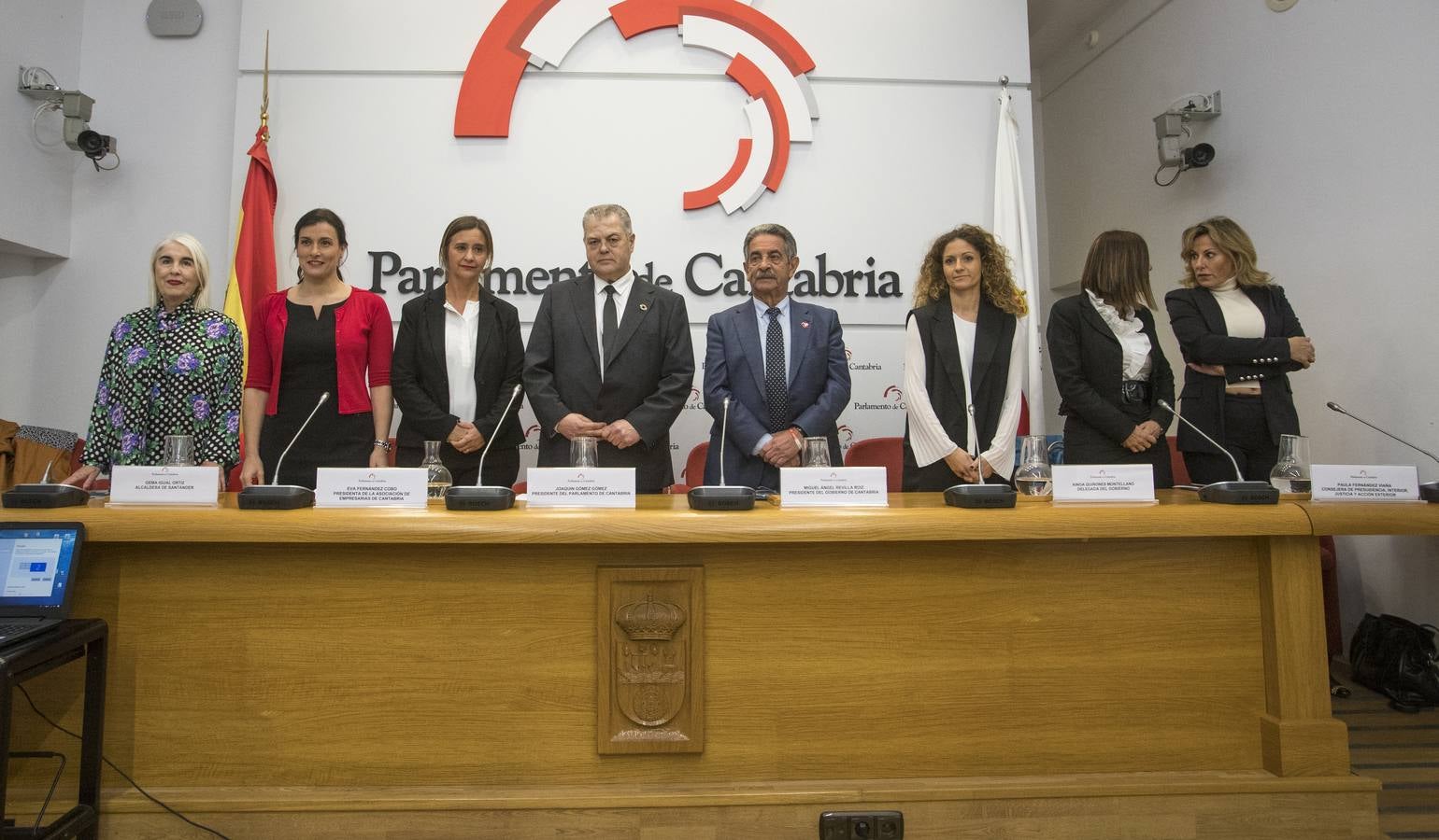 Mujeres profesionales y con cargos de responsabilidad política en distintas administraciones en Cantabria han reivindicado la igualdad real de oportunidades, que es la que «aún falta», y han defendido su derecho a decidir cómo conciliar sin ser juzgadas.Con motivo de la celebración del Día Internacional de la Mujer, la Asociación de Mujeres Empresarias de Cantabria, ADMEC, ha organizado el foro 'Avances y desafíos en la Igualdad'.Se ha celebrado en el Parlamento y ha contado con la participación del presidente regional, Miguel Ángel Revilla, y del de la Cámara, Joaquín Gómez.También han intervenido la delegada del Gobierno, Ainoa Quiñones, la alcaldesa de Santander, Gema Igual, la consejera de Presidencia, Paula Fernández Viaña, la abogada penalista Carmen Sánchez Morán, y la empresaria hostelera Teresa Monteoliva, además de Eva Fernández Cobo, presidenta de ADMEC.