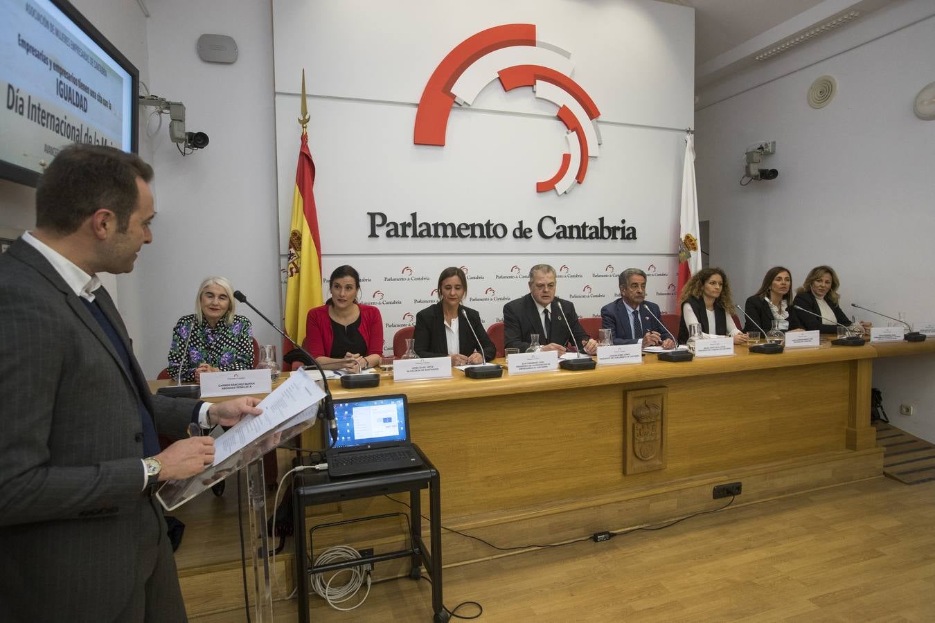 Mujeres profesionales y con cargos de responsabilidad política en distintas administraciones en Cantabria han reivindicado la igualdad real de oportunidades, que es la que «aún falta», y han defendido su derecho a decidir cómo conciliar sin ser juzgadas.Con motivo de la celebración del Día Internacional de la Mujer, la Asociación de Mujeres Empresarias de Cantabria, ADMEC, ha organizado el foro 'Avances y desafíos en la Igualdad'.Se ha celebrado en el Parlamento y ha contado con la participación del presidente regional, Miguel Ángel Revilla, y del de la Cámara, Joaquín Gómez.También han intervenido la delegada del Gobierno, Ainoa Quiñones, la alcaldesa de Santander, Gema Igual, la consejera de Presidencia, Paula Fernández Viaña, la abogada penalista Carmen Sánchez Morán, y la empresaria hostelera Teresa Monteoliva, además de Eva Fernández Cobo, presidenta de ADMEC.