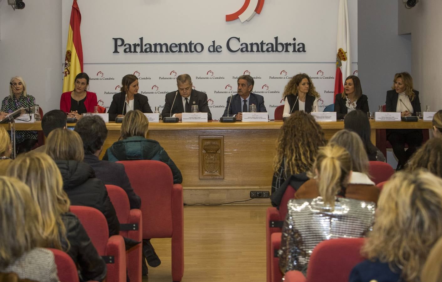 Mujeres profesionales y con cargos de responsabilidad política en distintas administraciones en Cantabria han reivindicado la igualdad real de oportunidades, que es la que «aún falta», y han defendido su derecho a decidir cómo conciliar sin ser juzgadas.Con motivo de la celebración del Día Internacional de la Mujer, la Asociación de Mujeres Empresarias de Cantabria, ADMEC, ha organizado el foro 'Avances y desafíos en la Igualdad'.Se ha celebrado en el Parlamento y ha contado con la participación del presidente regional, Miguel Ángel Revilla, y del de la Cámara, Joaquín Gómez.También han intervenido la delegada del Gobierno, Ainoa Quiñones, la alcaldesa de Santander, Gema Igual, la consejera de Presidencia, Paula Fernández Viaña, la abogada penalista Carmen Sánchez Morán, y la empresaria hostelera Teresa Monteoliva, además de Eva Fernández Cobo, presidenta de ADMEC.