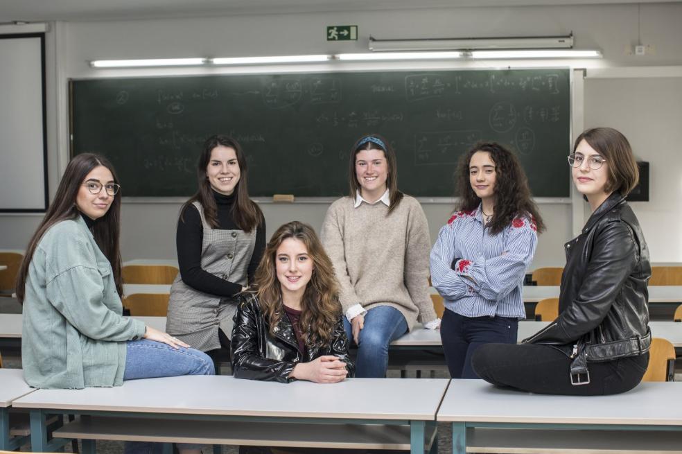 De izquierda a derecha, las estudiantes Elsa Fernández, Mariola Garayo, María Pereda, Andrea Marcano, Mónica Salcines y Sara Grela, en una de las aulas de la Facultad de Ciencias de la UC.