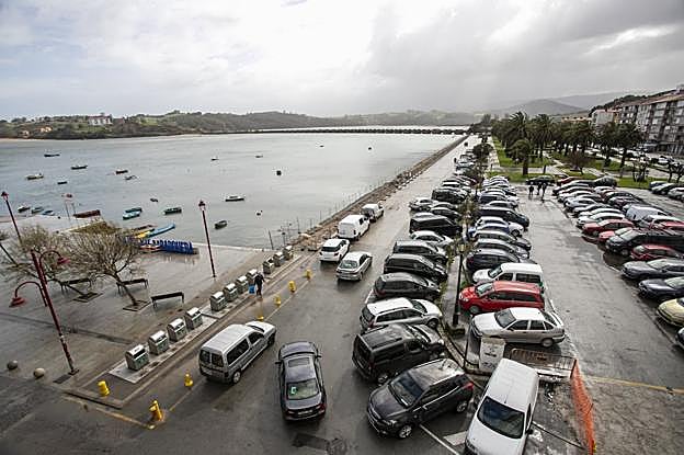 Nada más abrirse al tráfico los primeros coches comenzaron a aparcar en el paseo marítimo