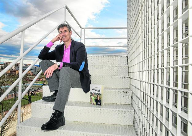 El escritor y profesor santanderino Carlos Villar posa en Logroño con su nuevo libro 'Viajes con mi cura'. 