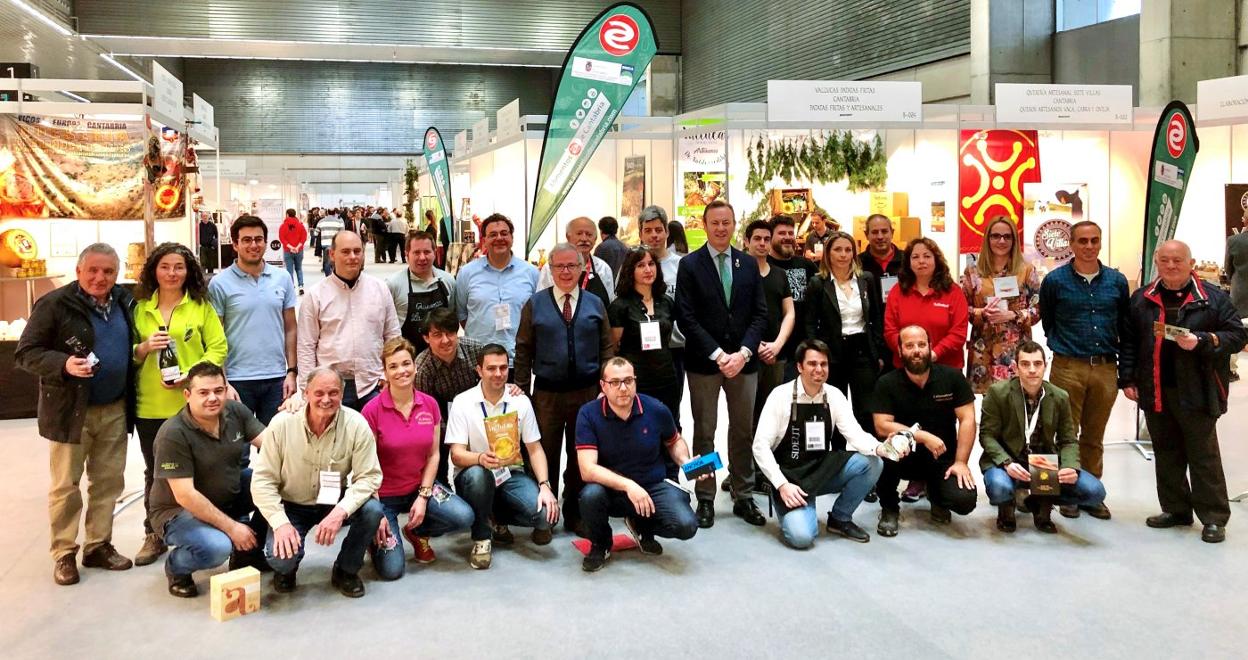 Guillermo Blanco, Fernando Mier y Marta López, con los productores presentes en la feria alimentaria de Bilbao. 