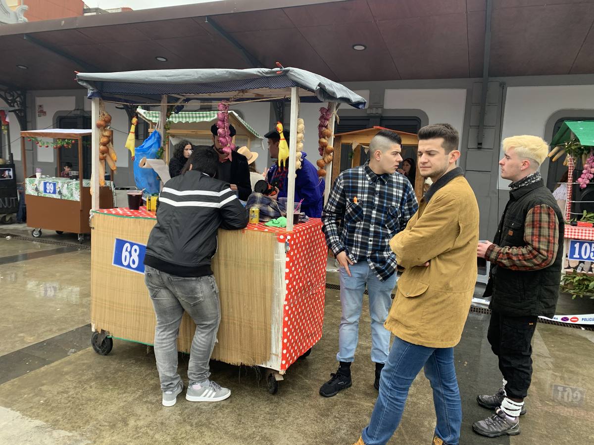 Tras un intenso mes de celebraciones, Santoña pone este sábado punto final al carnaval. Lo hace a lo grande con el multitudinario día del Trasmerano que, a pesar del mal tiempo, ha sacado a la calle a miles de vecinos y visitantes que se enfundaron el disfraz de aldeano portando unos carros en los que cocinan viandas que degustan mientras bailan y charlan. 