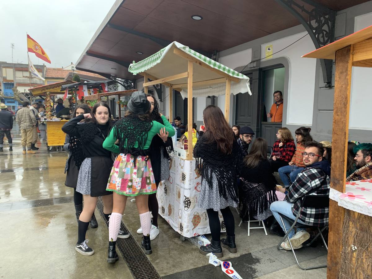 Tras un intenso mes de celebraciones, Santoña pone este sábado punto final al carnaval. Lo hace a lo grande con el multitudinario día del Trasmerano que, a pesar del mal tiempo, ha sacado a la calle a miles de vecinos y visitantes que se enfundaron el disfraz de aldeano portando unos carros en los que cocinan viandas que degustan mientras bailan y charlan. 