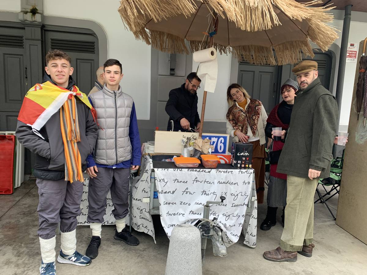 Tras un intenso mes de celebraciones, Santoña pone este sábado punto final al carnaval. Lo hace a lo grande con el multitudinario día del Trasmerano que, a pesar del mal tiempo, ha sacado a la calle a miles de vecinos y visitantes que se enfundaron el disfraz de aldeano portando unos carros en los que cocinan viandas que degustan mientras bailan y charlan. 