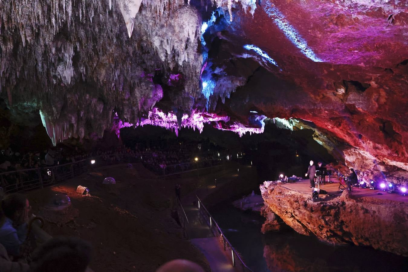 Víctor Manuel, historia de la canción de autor en este país, hizo anoche partícipes a los cántabros de su gira 'El gusto es mío' en un escenario de lujo: la cueva de El Soplao. En el escenario natural, que no deja de impresionar a los intérpretes que hasta ahora han actuado y al aforo de 300 personas, se escucharon algunos de los temas más populares del veterano músico asturiano y uno de los cantautores más representativos de la Transición española. El próximo en actuar en El Soplao, el próximo 3 de abril será otro mítico de La Movida, Juan Perro, líder de Radio Futura, que llegará con su nuevo trabajo 'El viaje'.