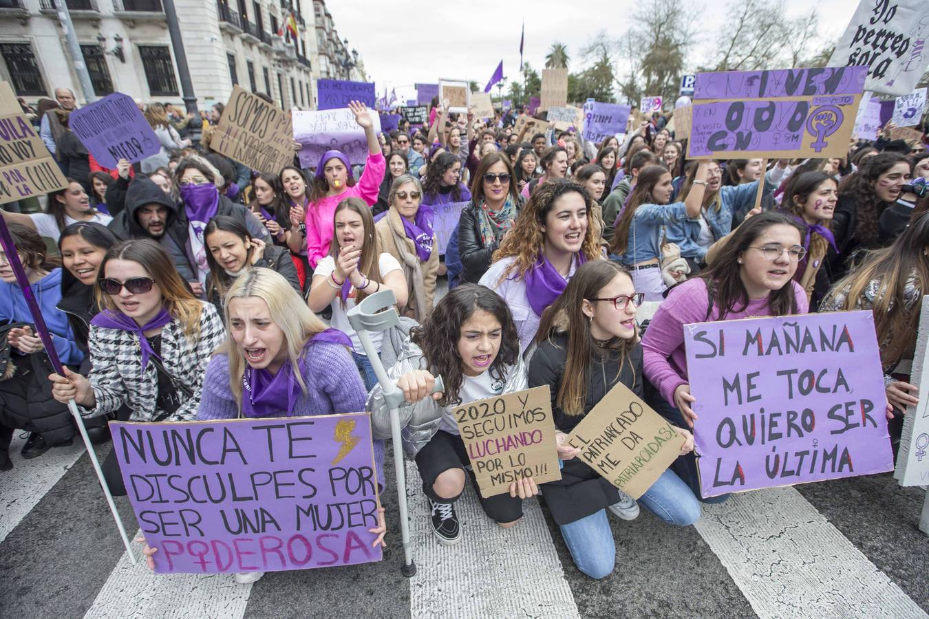 Miles de personas han participado este domingo, Día Internacional de la Mujer, en la manifestación convocada por la Comisión 8M en Santander para reivindicar la igualdad y los derechos de las mujeres.