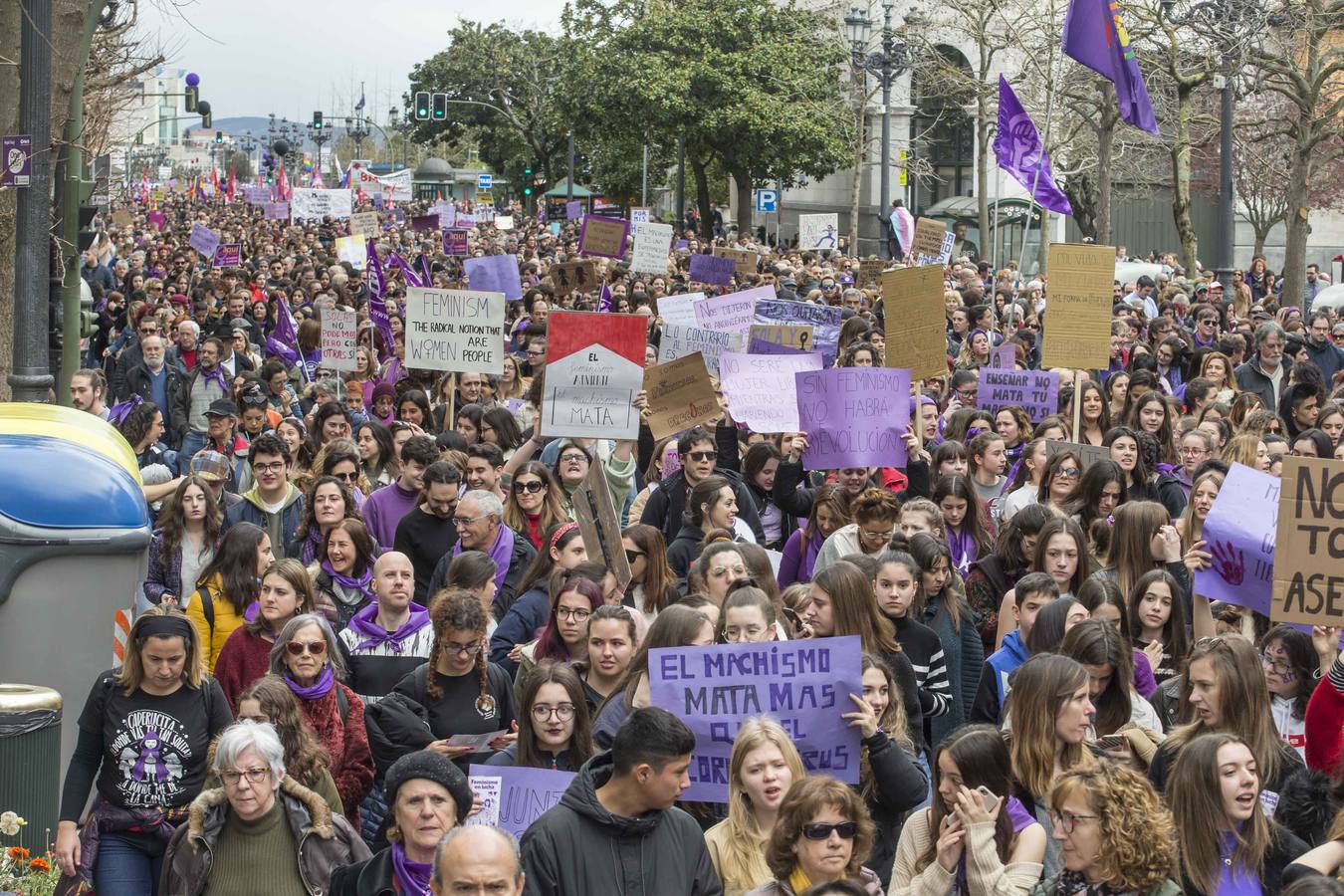 Miles de personas han participado este domingo, Día Internacional de la Mujer, en la manifestación convocada por la Comisión 8M en Santander para reivindicar la igualdad y los derechos de las mujeres.